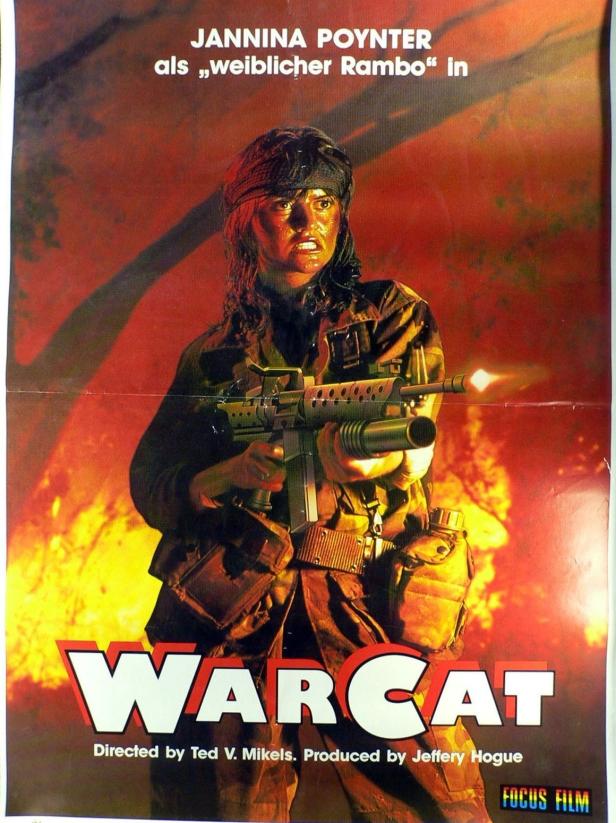Das Filmplakat für „Warcat“ zeigt Jannina Poynter als „weiblicher Rambo“ mit einer Waffe in der Hand.