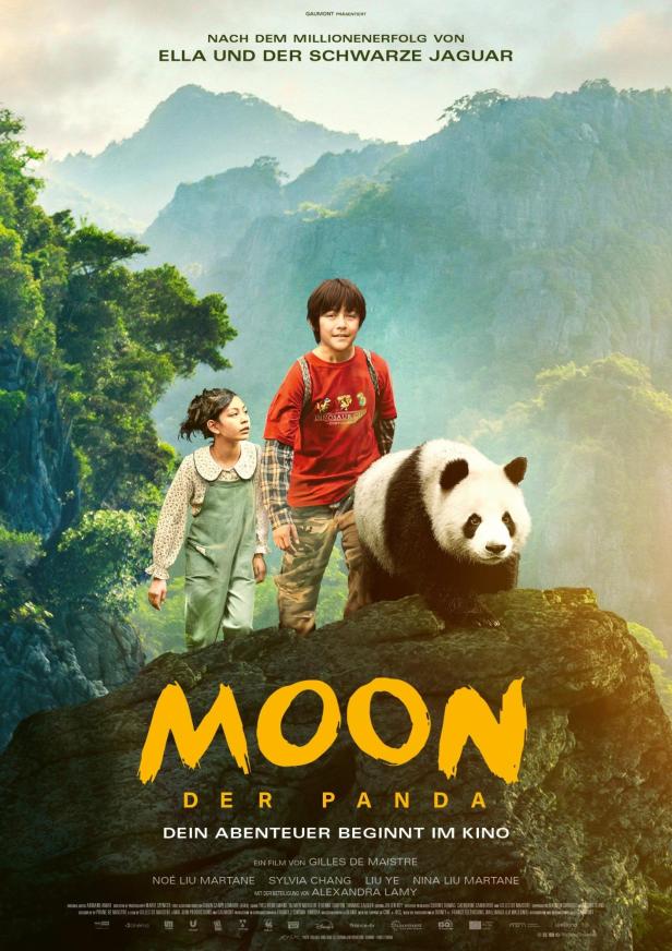 Ein Junge, ein Mädchen und ein Panda stehen auf einem Felsen, Filmplakat „Moon, der Panda“.