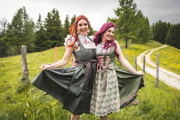 „Forsthaus Rampensau“-Kandidatinnen Elizabeth und Vanessa stehen im Dirndl auf der Alm.