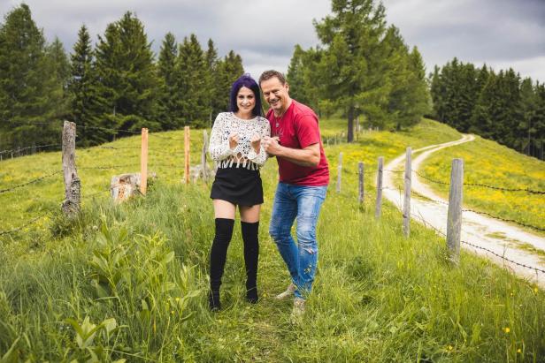 Otto Konrad und Bianca Holzmann posieren auf der Alm vorm Forsthaus Ramopensau.