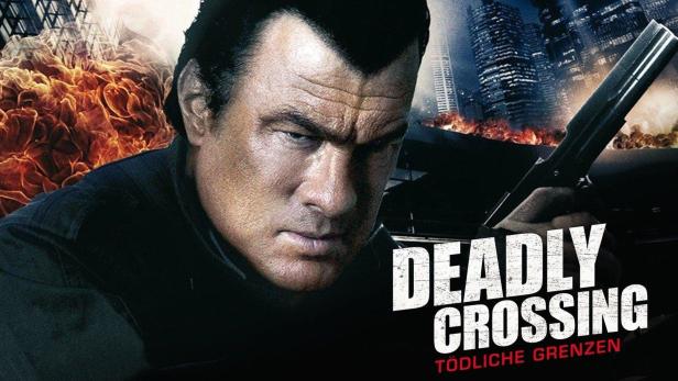 Das Filmplakat für „Deadly Crossing“ zeigt Steven Seagal mit einer Waffe vor einer brennenden Stadt.