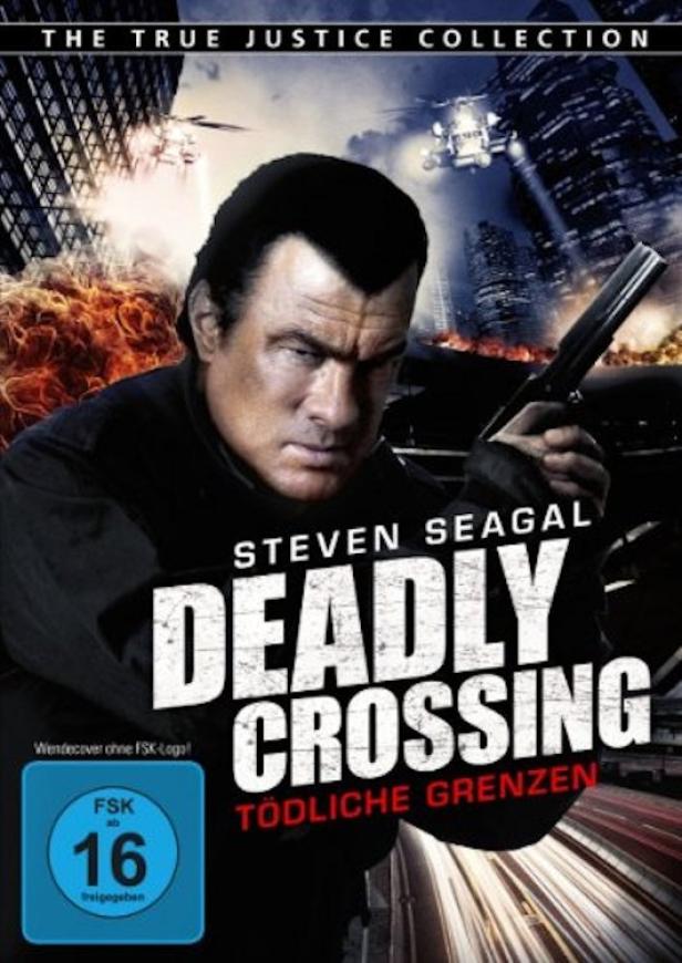 Das Filmplakat für „Deadly Crossing“ mit Steven Seagal vor einer zerstörten Stadt.