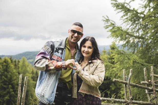 „Forsthaus Rampensau“-Paar Lukas und Sandra formen mit ihren Händen ein Herz.