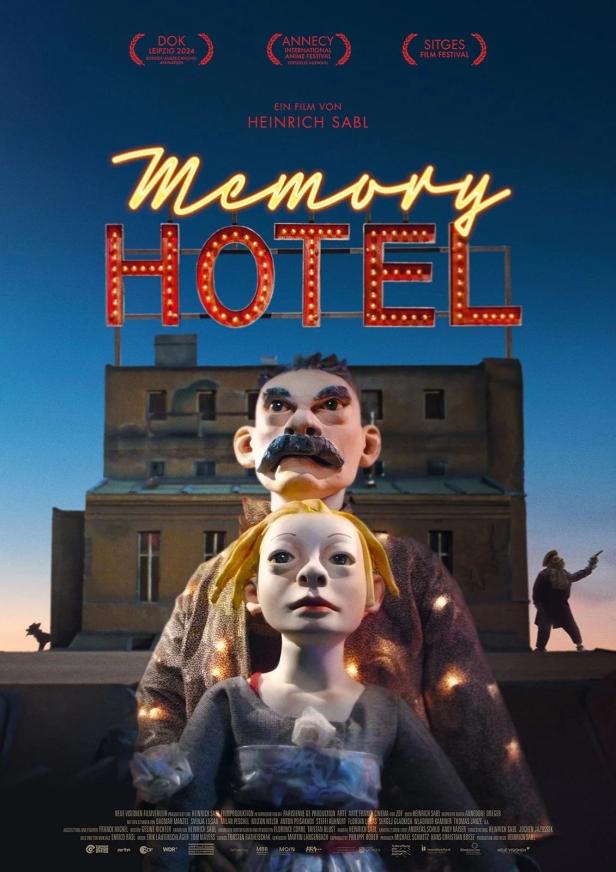Das Filmplakat für „Memory Hotel“ zeigt animierte Figuren vor einem Hotel mit leuchtendem Schriftzug.