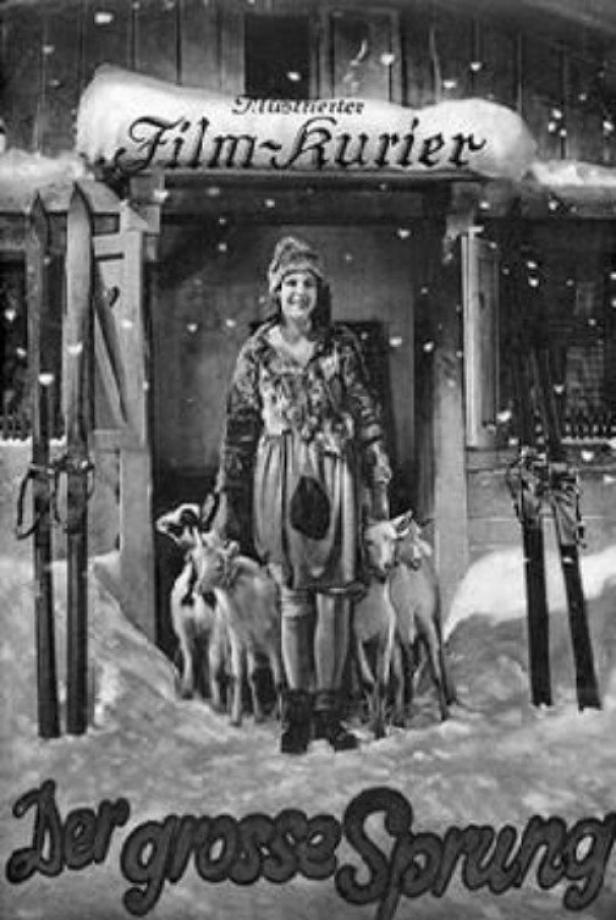 Eine Frau steht mit Ziegen vor dem Filmplakat „Der große Sprung“.