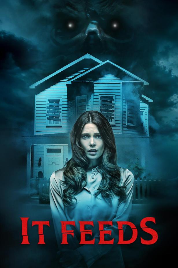 Das Filmplakat für „It Feeds“ zeigt eine verängstigte Frau vor einem unheimlichen Haus und einer dunklen, bedrohlichen Gestalt.