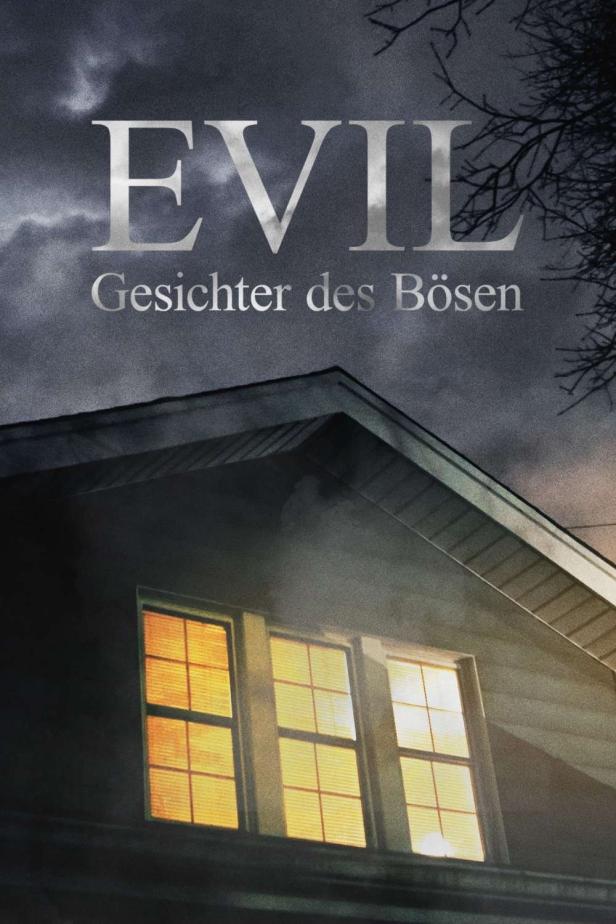 Das Filmplakat für „Evil: Gesichter des Bösen“ zeigt ein Haus mit hell erleuchteten Fenstern bei Nacht.