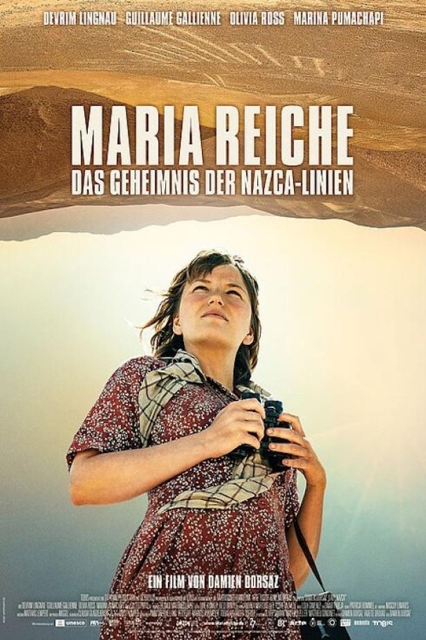 Das Filmplakat zu „Maria Reiche und das Geheimnis der Nazca-Linien“ zeigt Devrim Lingnau mit einem Fernglas.