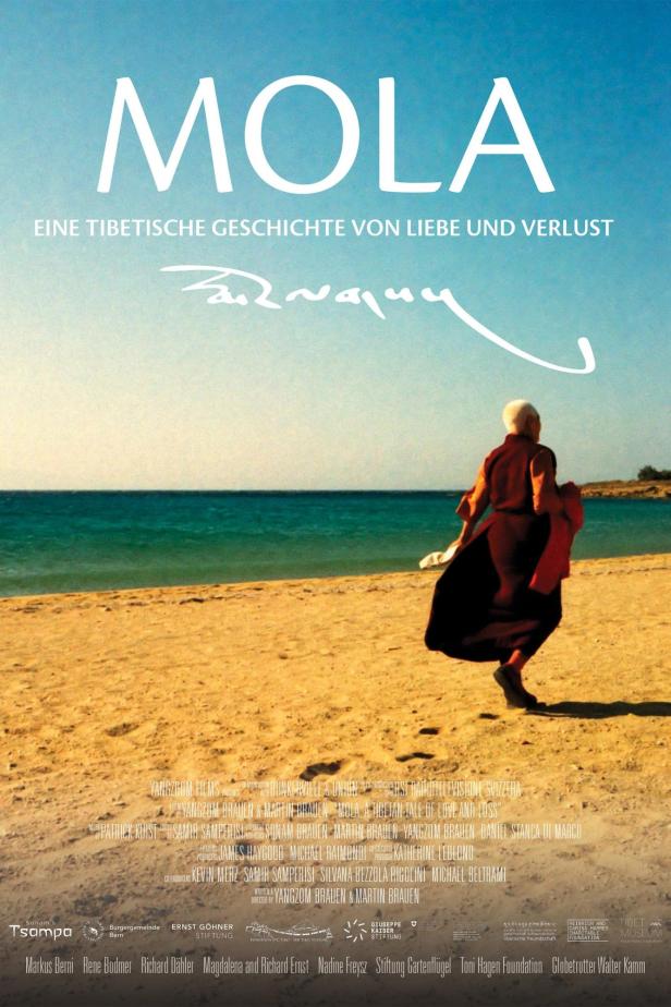 Eine ältere Frau geht am Strand entlang, im Hintergrund das Meer. Plakat für den Film „Mola“.