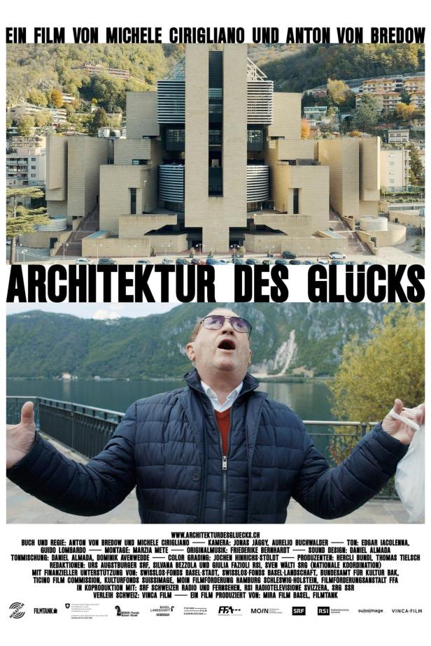 Ein Mann steht vor dem Monte Tamaro und dem Filmtitel „Architektur des Glücks“.