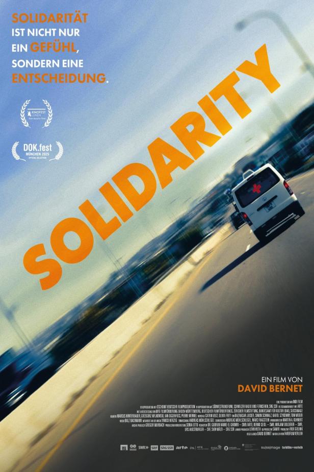 Das Filmplakat zu „Solidarity“ zeigt einen Krankenwagen auf einer Landstraße.