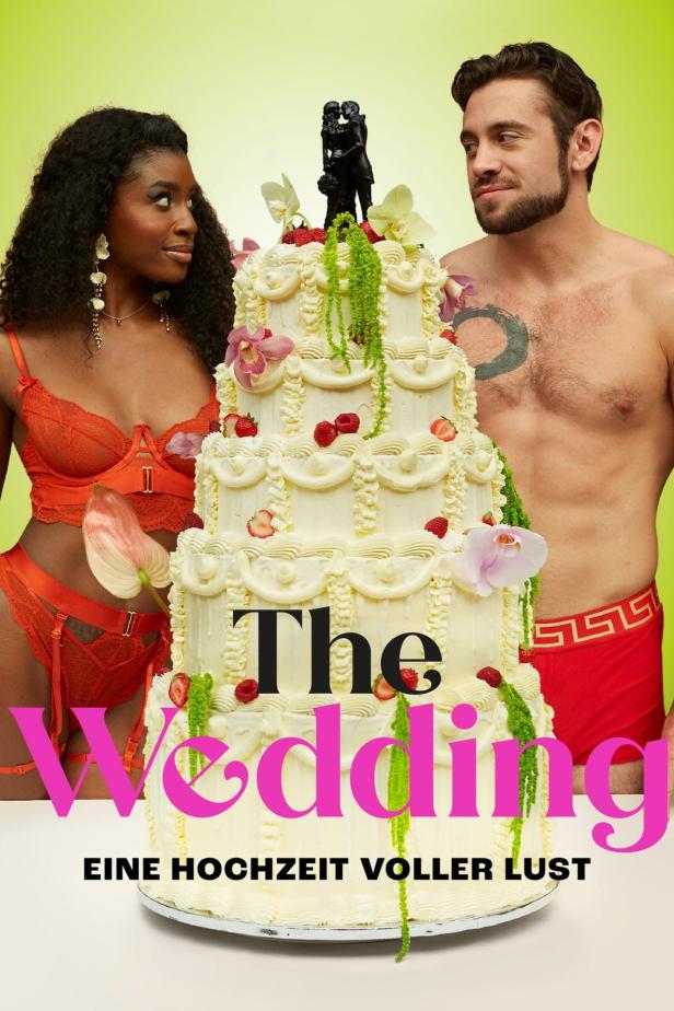 Ein Paar in Unterwäsche steht neben einer Hochzeitstorte mit dem Titel „The Wedding“.