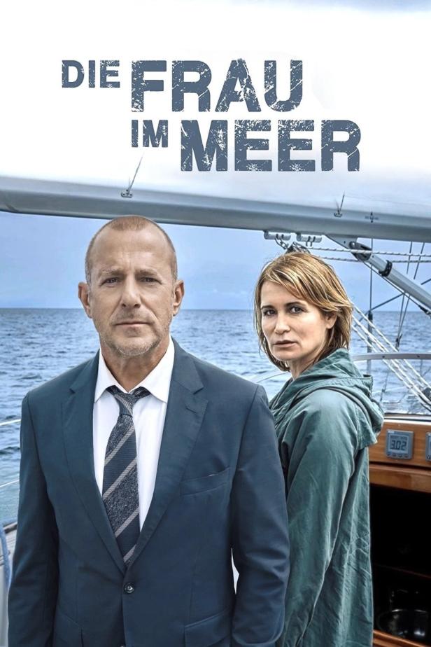 Das Filmplakat für „Die Frau im Meer“ zeigt ein Paar auf einem Segelboot.