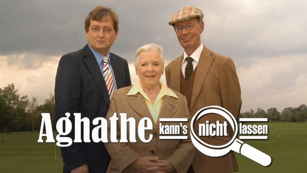 Drei Schauspieler vor dem Hintergrund eines Golfplatzes für „Agathe kann’s nicht lassen“.