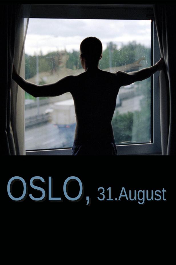 Ein Mann steht am Fenster und blickt auf Oslo, möglicherweise am 31. August.