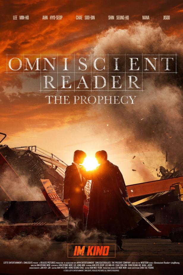 Das Filmplakat für „Omniscient Reader: The Prophecy“ zeigt zwei Männer vor einer zerstörten Stadt.