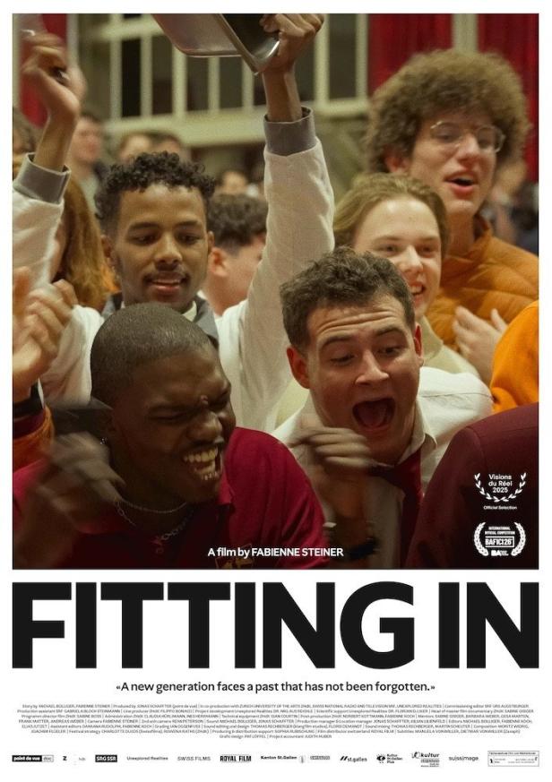 Das Filmplakat für „Fitting In“ zeigt eine Menschenmenge, die aufgeregt in die Kamera blickt.