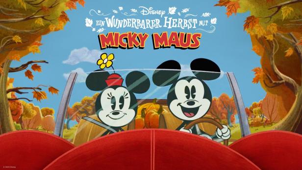 Micky und Minnie Maus fahren in einem roten Auto durch eine herbstliche Landschaft.