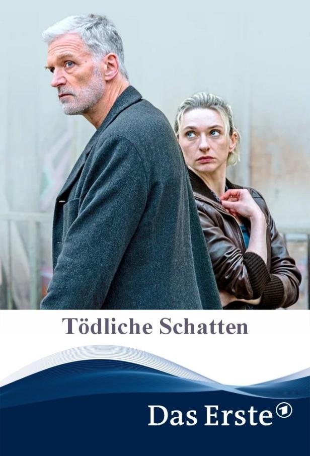 Ein Mann und eine Frau stehen vor einer Wand, im Vordergrund der Titel „Tödliche Schatten“.