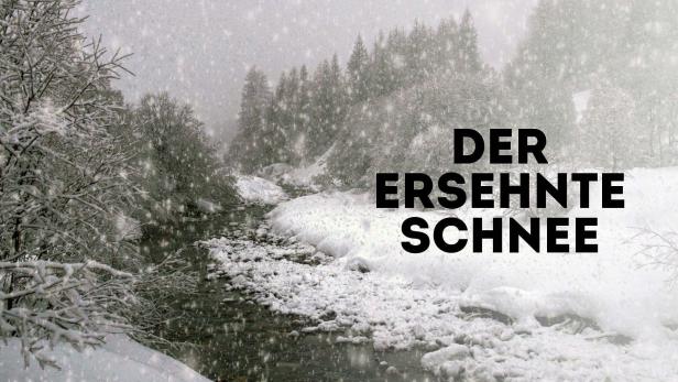 Ein verschneiter Bachlauf im Winterwald bei starkem Schneefall.