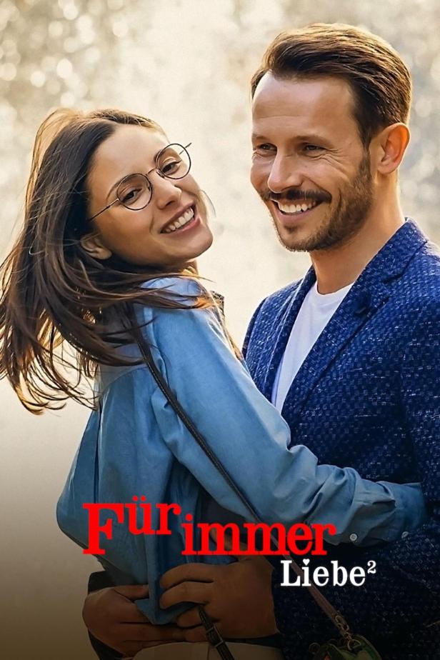 Ein lächelndes Paar umarmt sich; im Vordergrund der Filmtitel „Für immer Liebe²“.