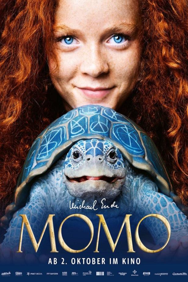 Das Filmplakat zu „Momo“ zeigt ein Mädchen mit roten Haaren und eine blaue Schildkröte.