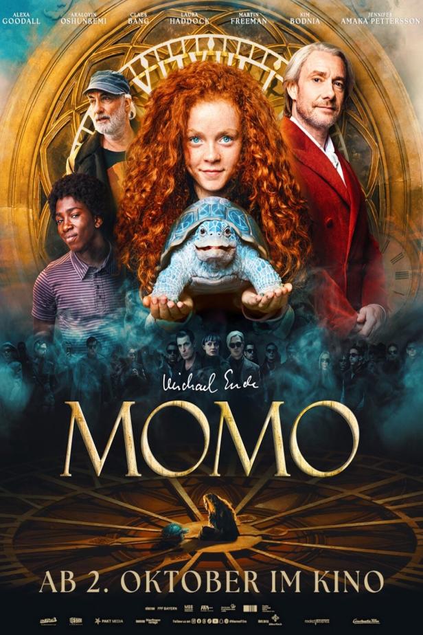 Das Filmplakat für „Momo“ zeigt die Hauptdarstellerin mit rotem Haar und einer blauen Schildkröte.