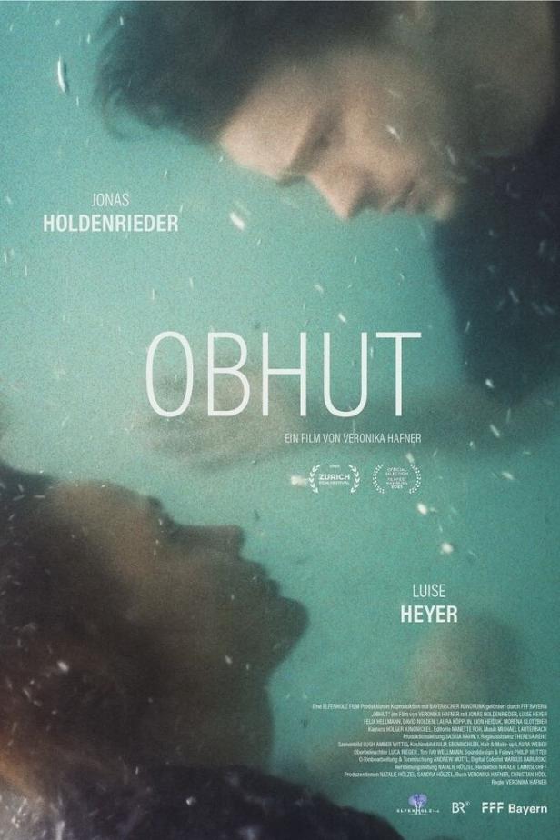 Das Filmplakat für „Obhut“ zeigt Jonas Holdenrieder und Luise Heyer unter Wasser.