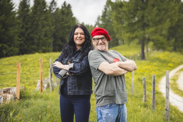 Carmen Kreuzer und Herbert Wallner bei Fototermin auf der Alm.