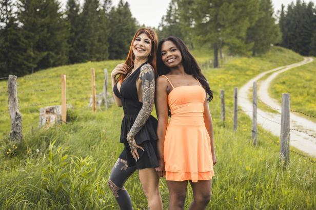 Yessica und Linda bei Fototermin auf der Alm.