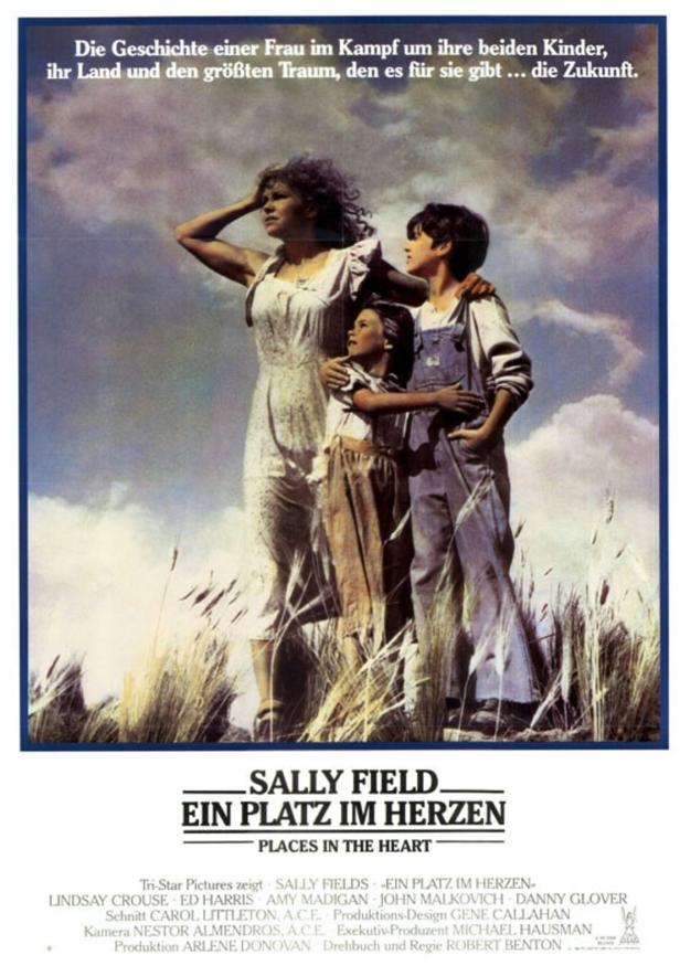 Das Filmplakat für „Ein Platz im Herzen“ zeigt Sally Field mit zwei Kindern in einem Feld.