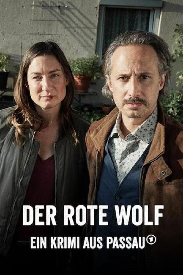 Das Filmplakat zu „Der Rote Wolf – Ein Krimi aus Passau“ zeigt ein Ermittlerduo.