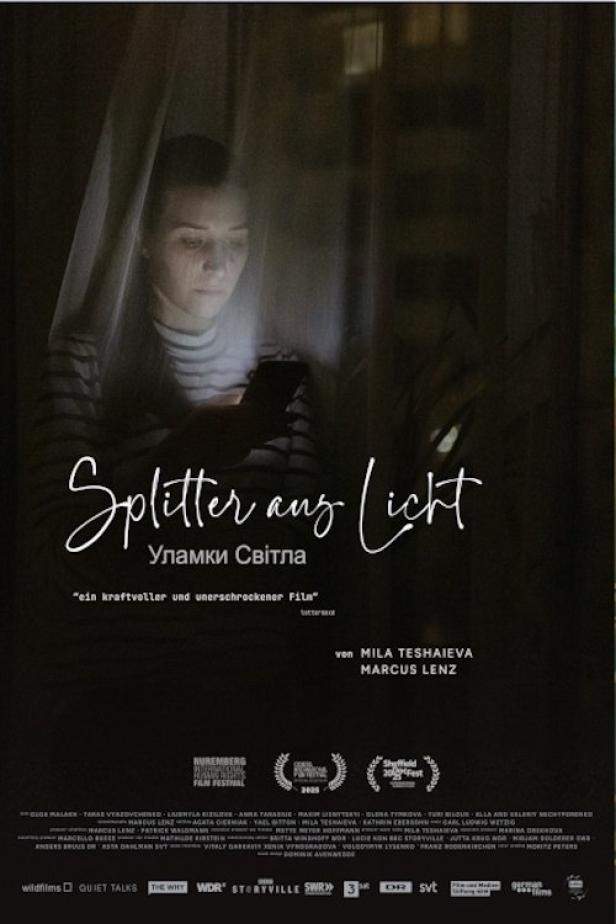 Das Filmplakat für „Splitter aus Licht“ zeigt eine Frau, die auf ihr Handy schaut.