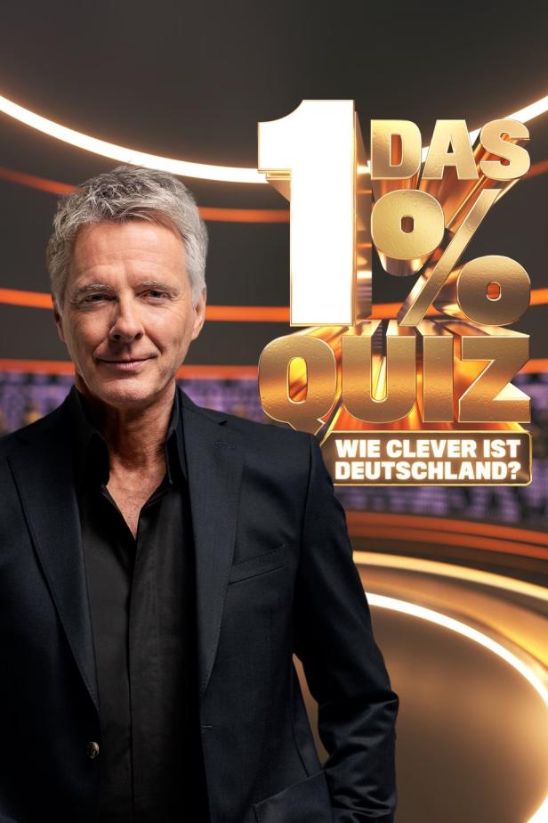 Kai Pflaume vor dem Logo der Quizsendung „Das 1% Quiz – Wie clever ist Deutschland?“.
