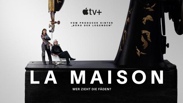 Das Poster für die Apple TV+ Serie „La Maison“ zeigt eine alte Nähmaschine und zwei Personen.