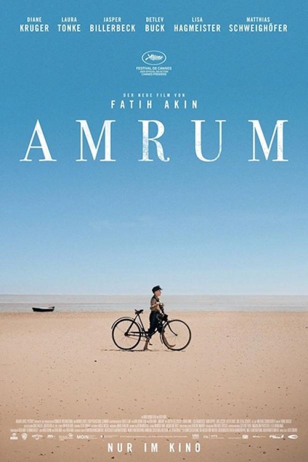 Das Filmplakat für „Amrum“ von Fatih Akin zeigt einen Jungen mit Fahrrad am Strand.