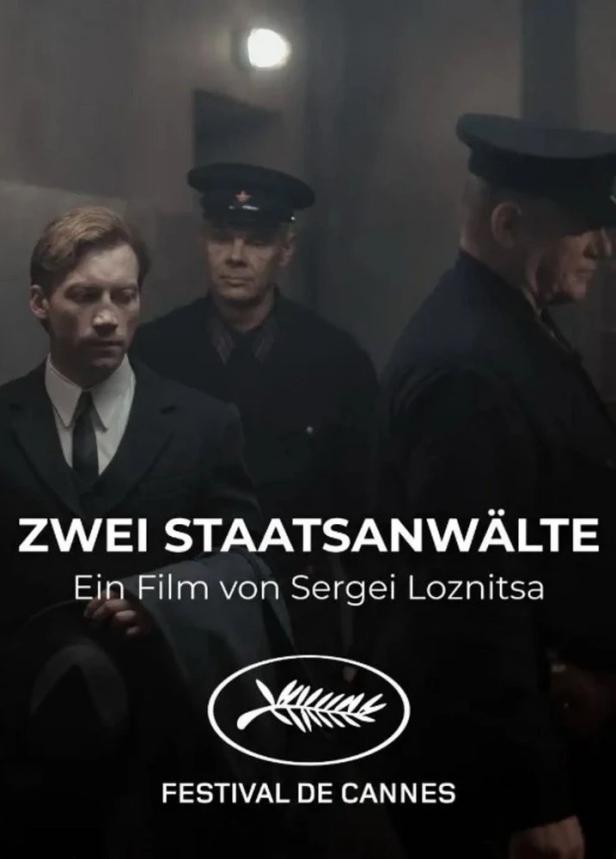 Das Filmplakat für „Zwei Staatsanwälte“ zeigt drei Männer in Uniformen.