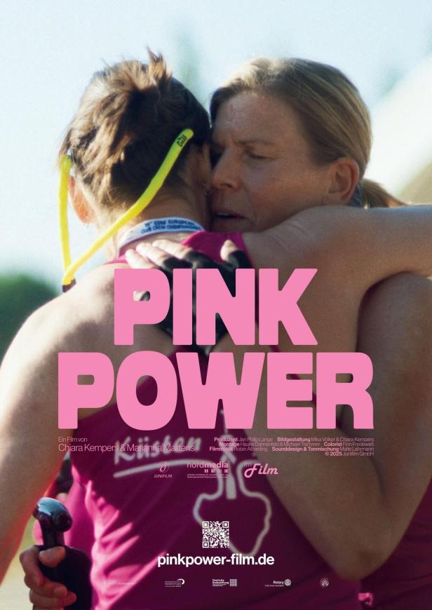 Das Filmplakat für „Pink Power“ zeigt zwei Frauen, die sich umarmen.