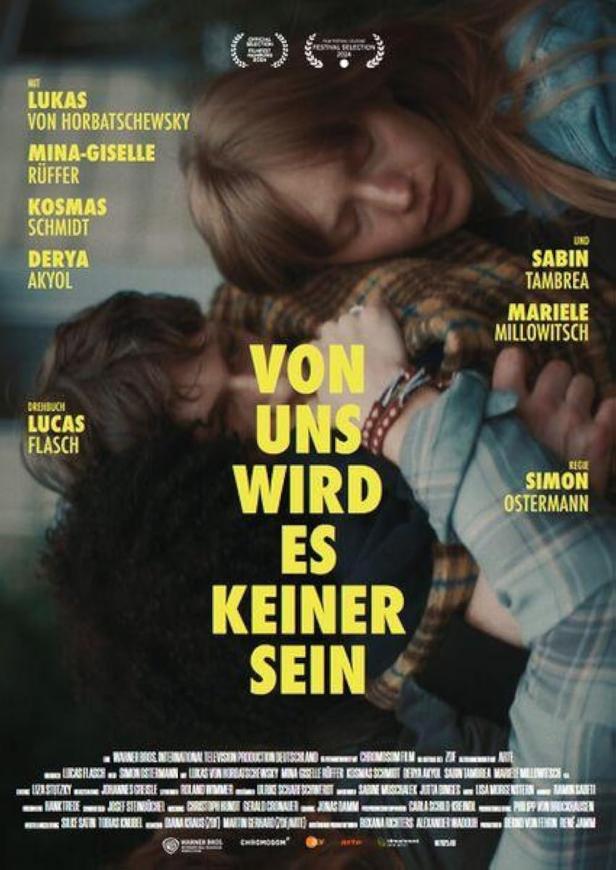 Das Filmplakat für „Von uns wird es keiner sein“ zeigt zwei junge Frauen, die eng aneinanderliegen.