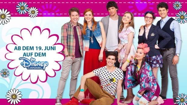 Eine Gruppe junger Schauspieler posiert für ein Werbeplakat des Disney Channels, das ab dem 19. Juni ausgestrahlt wird.