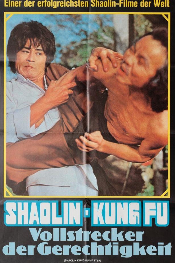 Ein Filmposter für „Shaolin Kung Fu: Vollstrecker der Gerechtigkeit“ mit zwei Männern im Kampf.