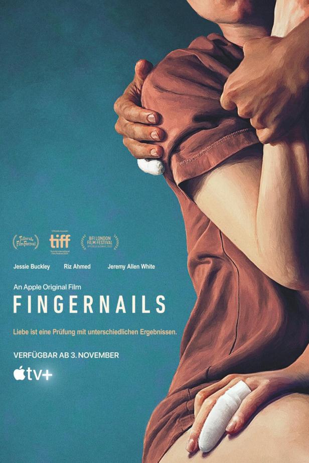 Das Filmplakat für „Fingernails“ zeigt zwei sich umarmende Personen, deren Finger verbunden sind.