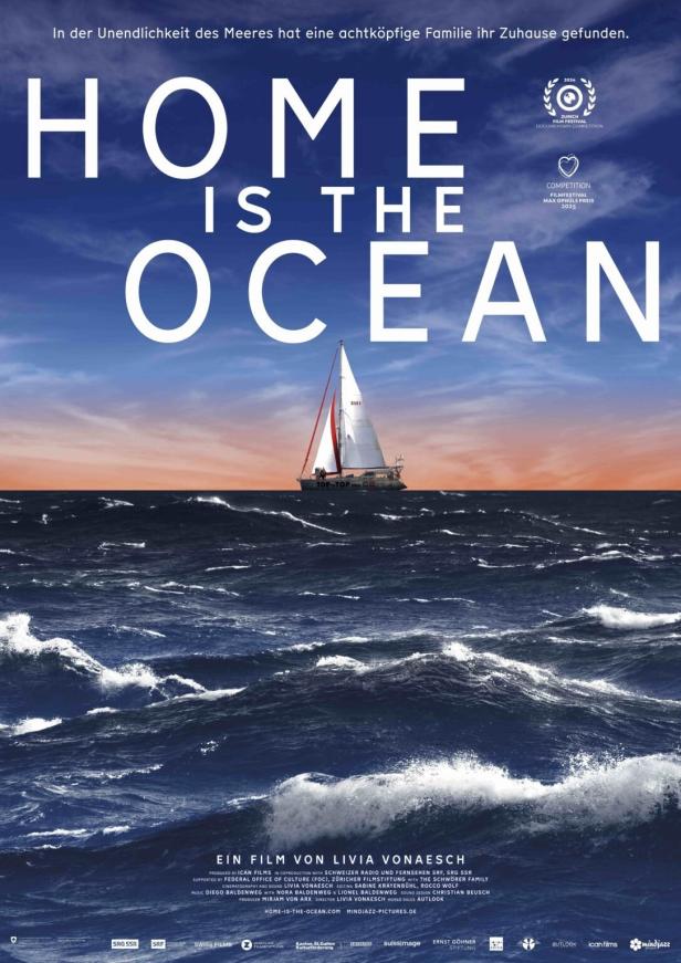 Das Filmplakat für „Home is the Ocean“ zeigt ein Segelboot auf dem offenen Meer.