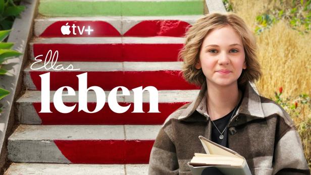 Das Filmplakat für „Ellas Leben“ zeigt ein junges Mädchen vor einer rot-weiß gestrichenen Treppe.