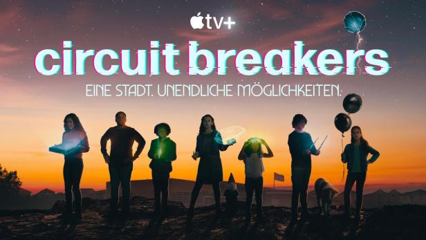 Das Poster für die Apple TV+ Serie „Circuit Breakers“ zeigt eine Gruppe von Kindern mit leuchtenden Objekten vor einem Sonnenuntergang.