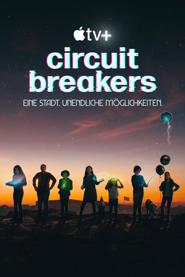 Das Poster für „Circuit Breakers“ zeigt eine Gruppe von Kindern mit leuchtenden Objekten vor einem Sternenhimmel.