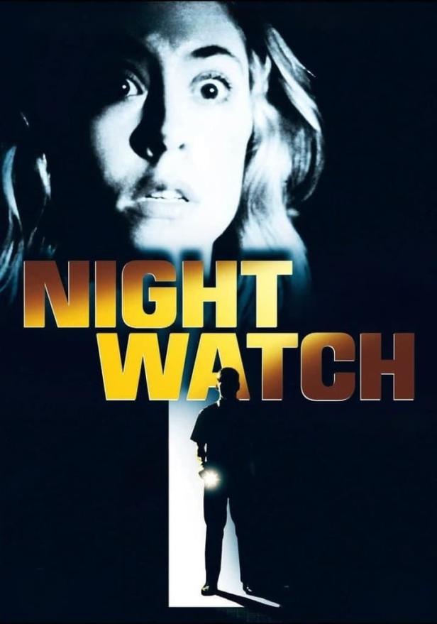 Das Filmplakat für „Nightwatch“ zeigt eine verängstigte Frau und einen Wachmann mit einer Taschenlampe.