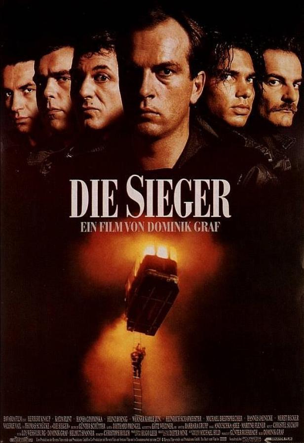 Das Filmplakat für „Die Sieger“ zeigt die Gesichter der Hauptdarsteller und einen brennenden Bus.