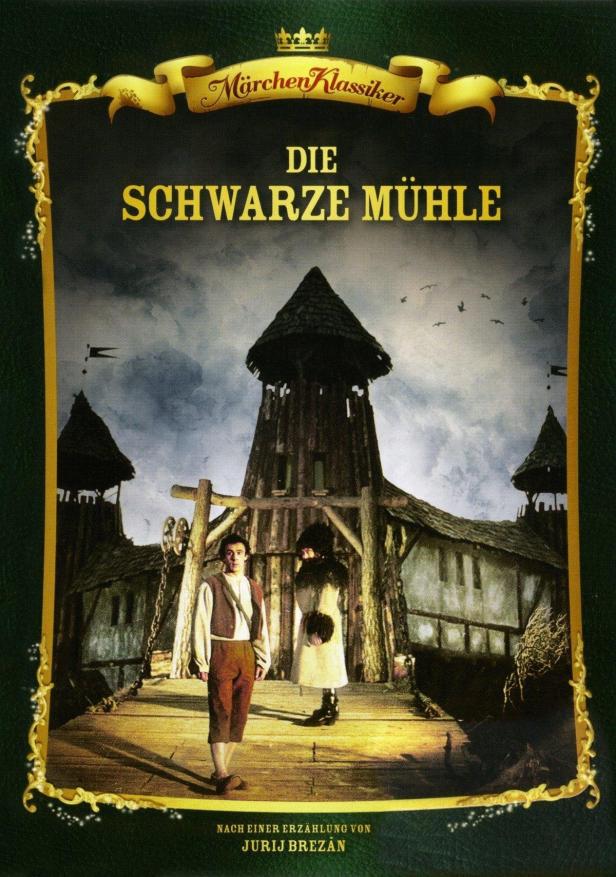Das Cover des Films „Die Schwarze Mühle“ zeigt zwei Figuren vor einer alten Mühle.