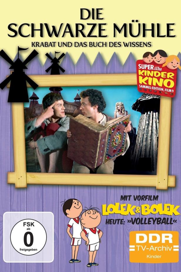 Das Cover des Films „Die Schwarze Mühle“ zeigt zwei Männer mit einem Buch vor einer Mühle.